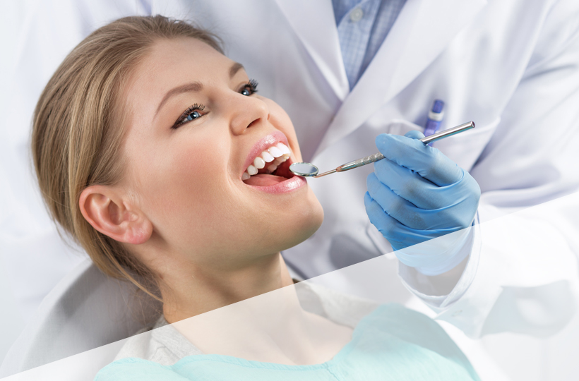 Zahnarzt bei Behandlung